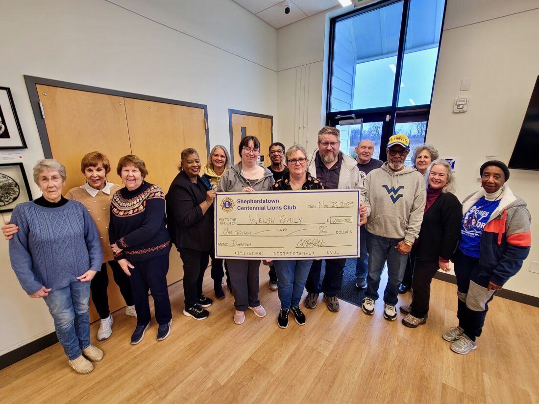 Welsh family presented with $1,000 check from King’s Pizza fundraiser